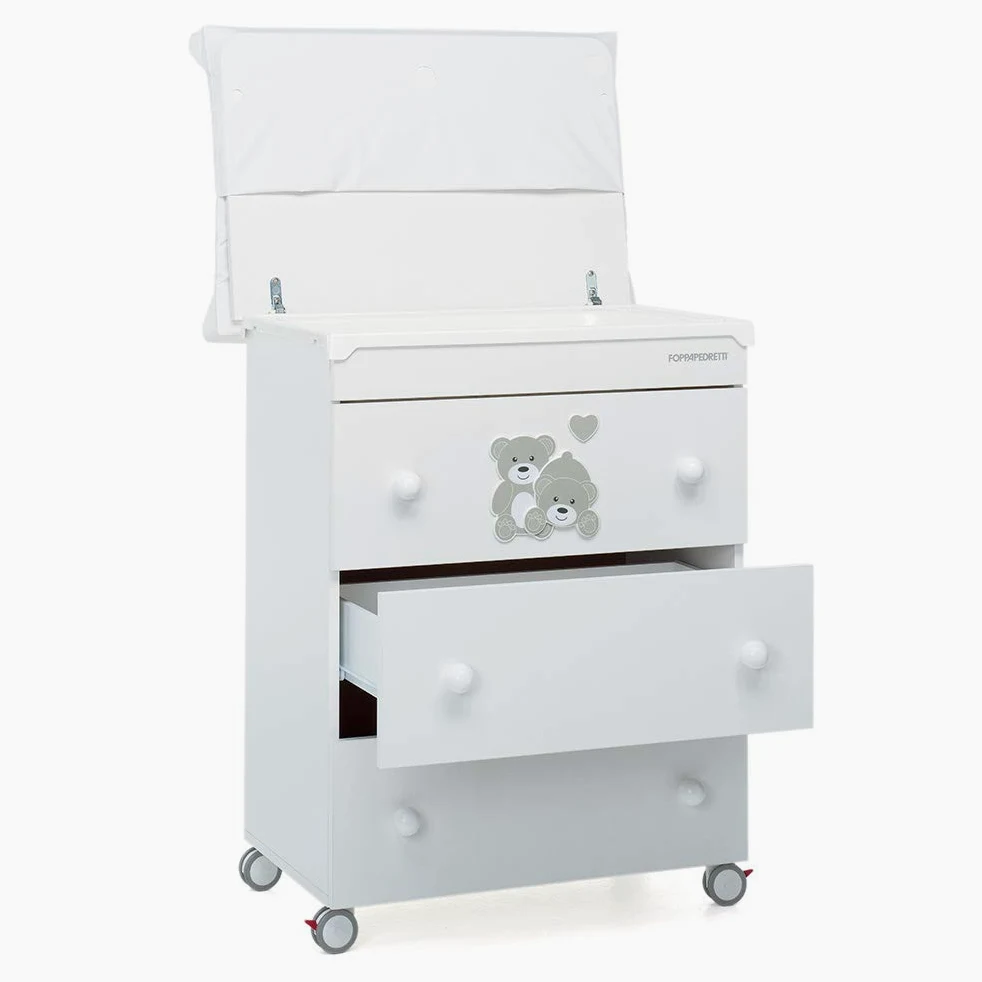 Foppapedretti Bagnetto Fasciatoio Tenerorso, Legno, Made in Italy, 3 Cassetti, Piano Fasciatoio Ribaltabile, Vaschetta Anatomica Estraibile, 4 ruote, Materassino Incluso, 69x47x89 cm, Bianco