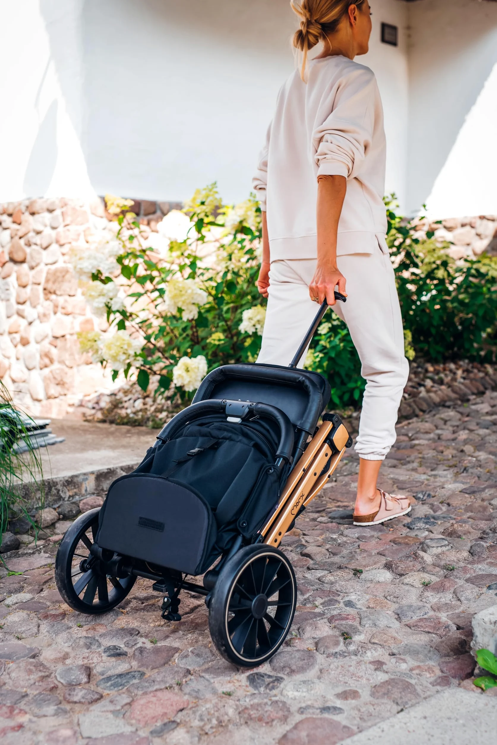 Passeggino MoMi ESTELLE DAKAR a partire da 6 mesi (fino a 22 kg), pieghevole con cintura di sicurezza a 5 punti, cestino porta spesa e funzione di apertura, manico telescopico per il traino