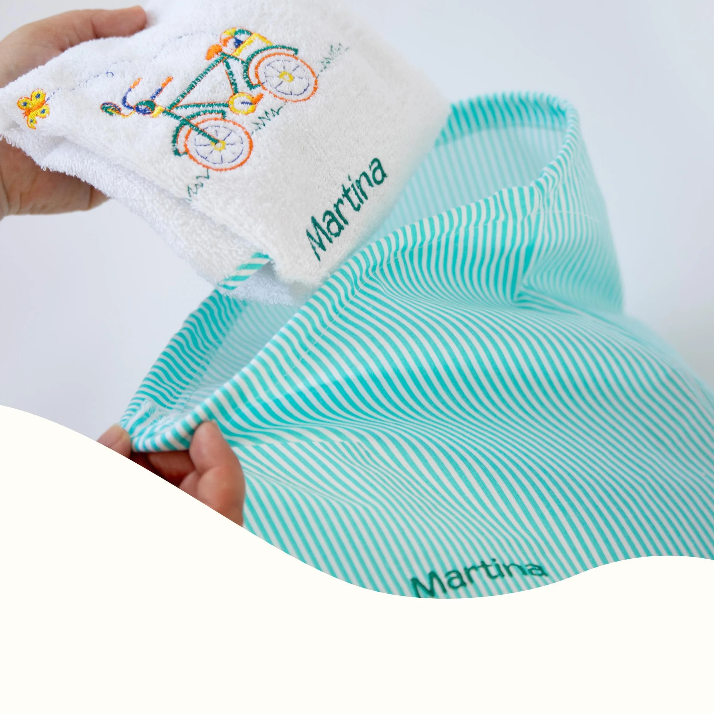 Coccole Set Asilo 2 Asciugamani Personalizzati Bambini Cotone Anallergico Bicicletta Verde