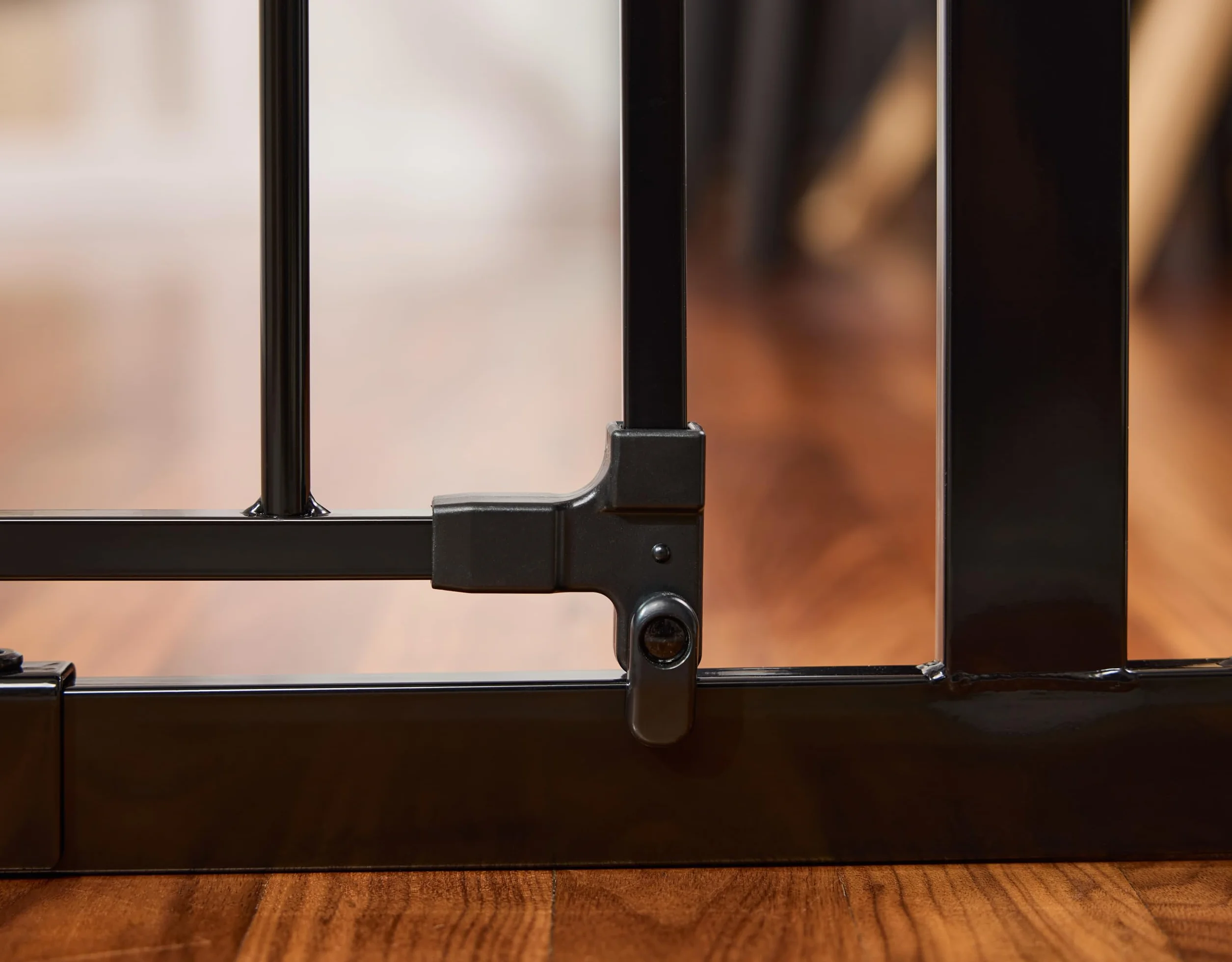Regalo Safety Extra Wide Baby Gate for Doorways & Stairs, Fits Openings 73.6-122cm, Pressure Mounted, Black