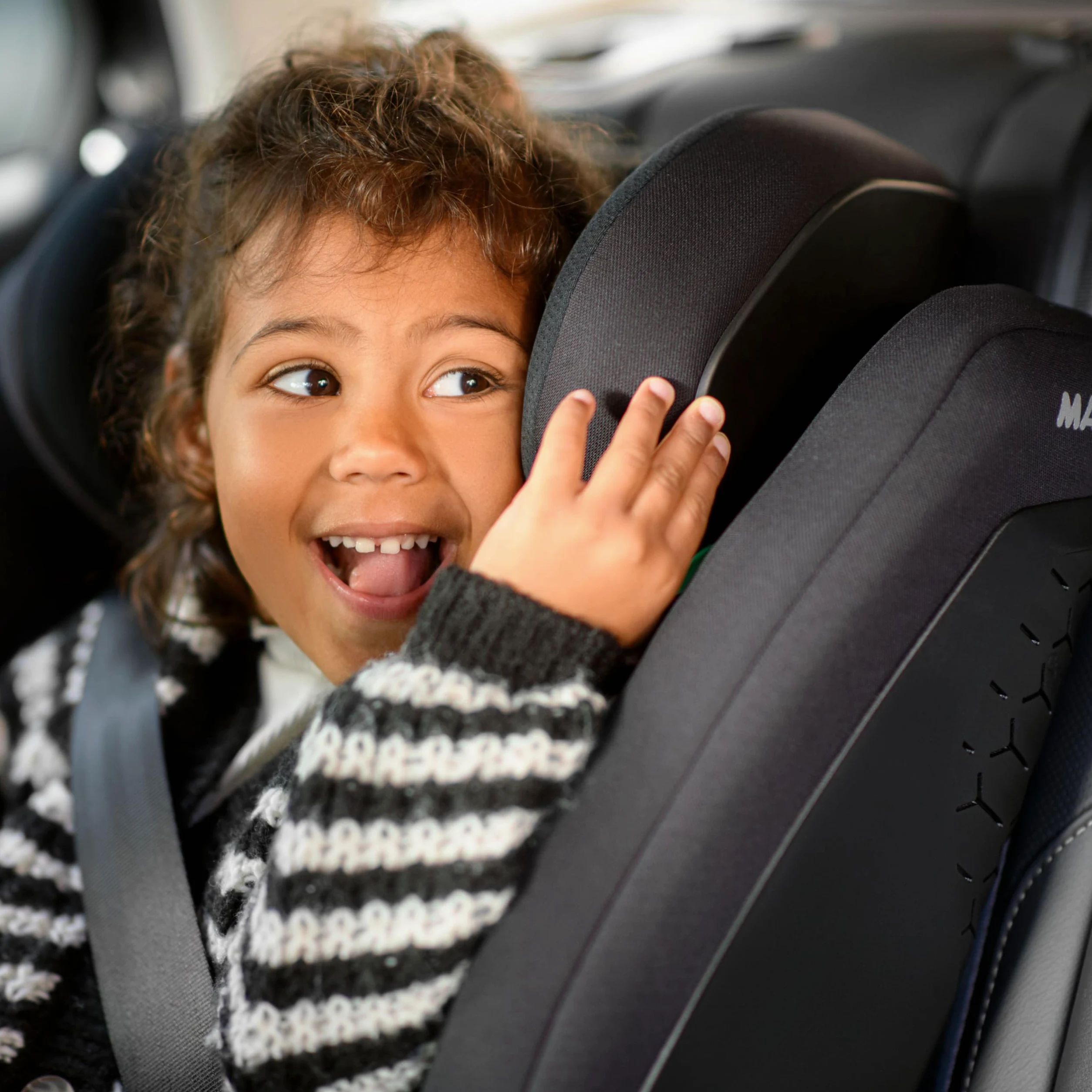 Maxi-Cosi RodiFix S Comfort i-Size, Tessuti Traspiranti, Seggiolino Auto ISOFIX Reclinabile 3 Posizioni, 3,5-12 Anni (100-150 cm), Regolabile in Altezza/Larghezza, G-CELL, AirProtect, Authentic Black