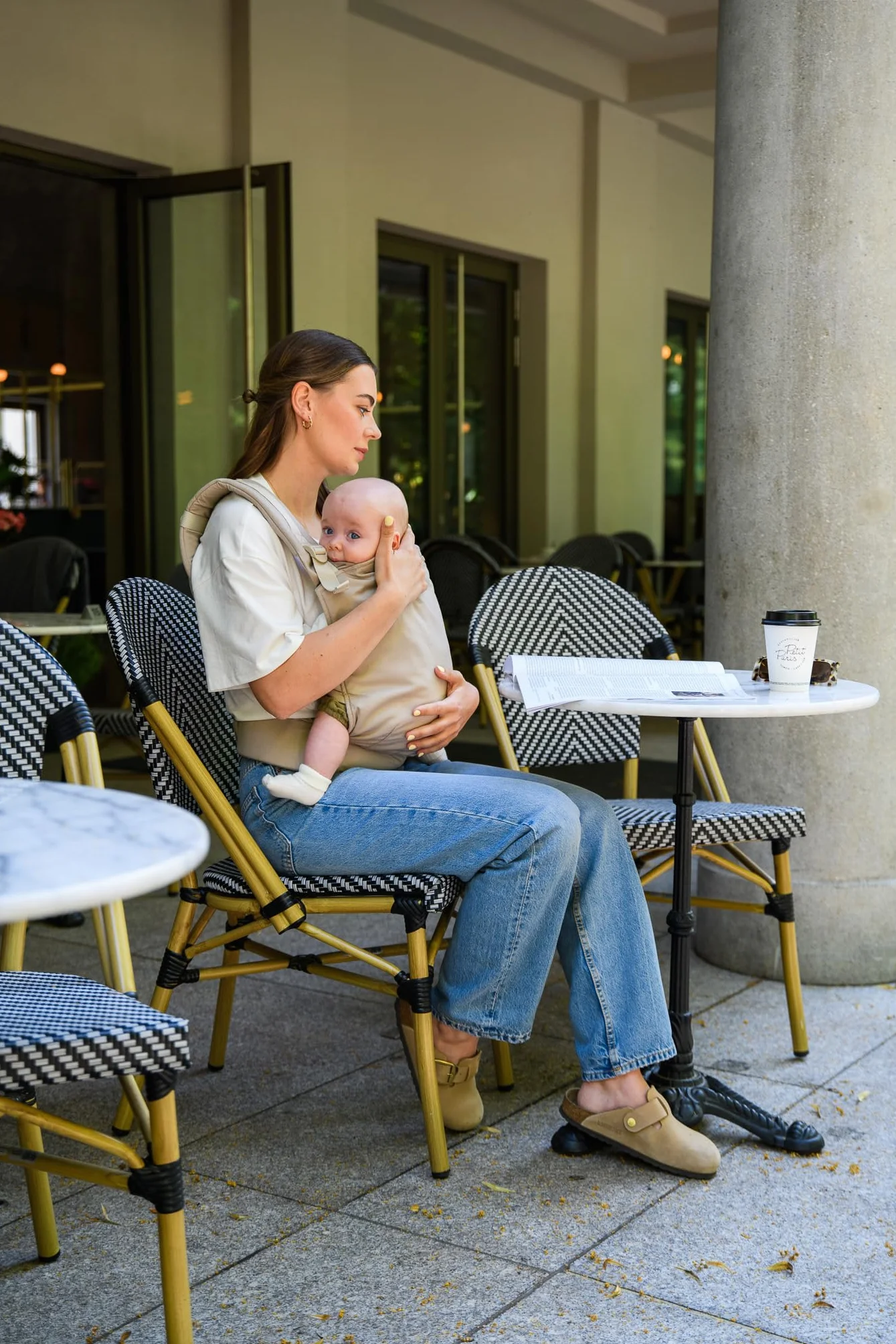 Marsupio MoMi COLLET per bambini di 3-48 mesi (peso 4-20 kg), 2 posizioni di sostegno con 6 punti di regolazione, con cappuccio e poggiatesta per il bambino