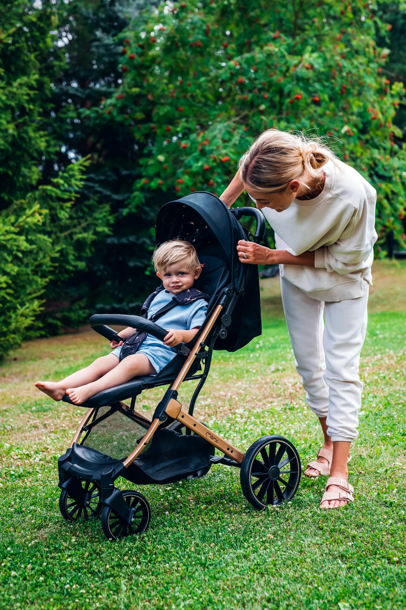 Passeggino MoMi ESTELLE DAKAR a partire da 6 mesi (fino a 22 kg), pieghevole con cintura di sicurezza a 5 punti, cestino porta spesa e funzione di apertura, manico telescopico per il traino
