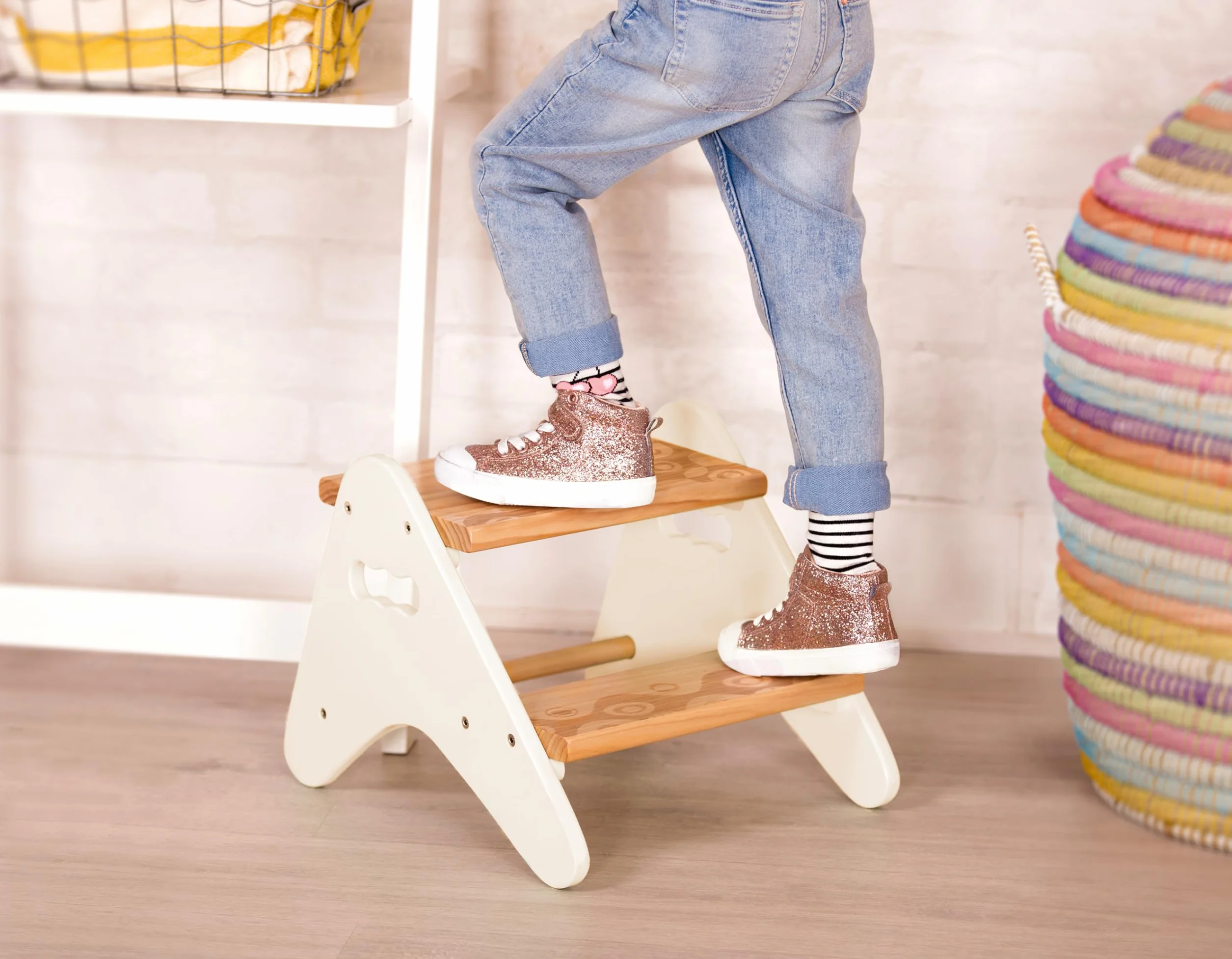B. toys Peek-A-Boost Sgabello di legno per bambini 2 anni+